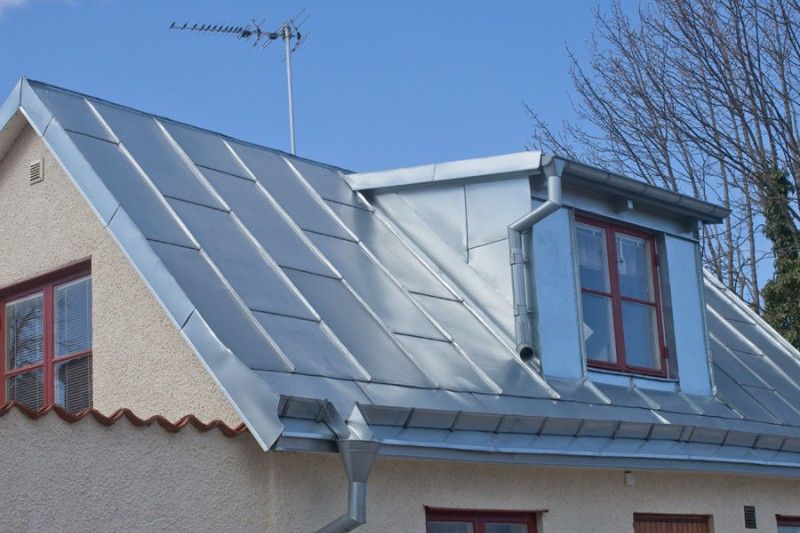 Omläggning av aluminiumtak på hus. Nolvik i Göteborgs kommun