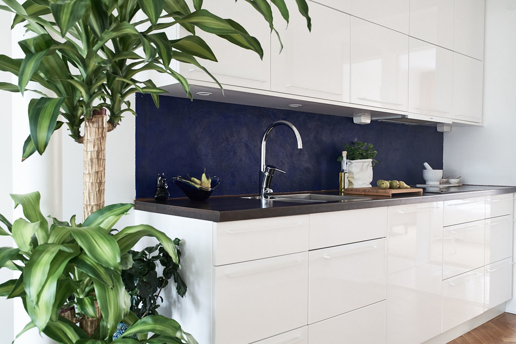 Kakling i kök över diskbänk i villa. Kungälv, Komarken